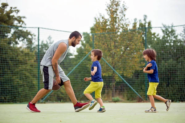 Fiatal gyermekek, testvérek és az apjuk, kosárlabda játék — Stock Fotó