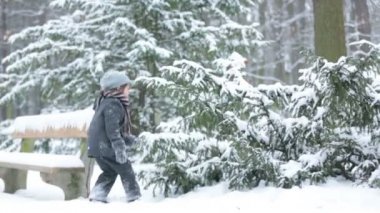 Açık havada karlı bir parkta oynayan mutlu küçük çocuk, çocuk, kış