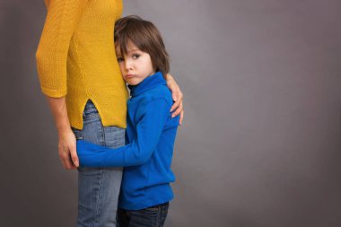 IMAG üzgün küçük çocuk annesi evde, sarılma, çocuk, izole