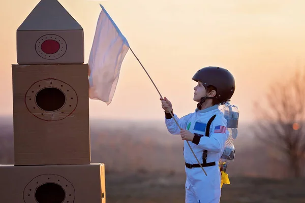 Mały chłopiec, ubrany jak astronauta, grając w parku w — Zdjęcie stockowe