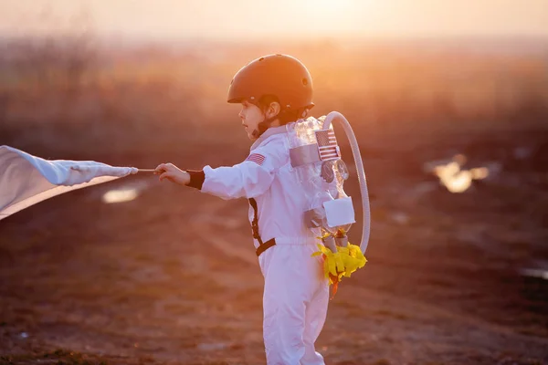 Adorabile bambino, vestito da astronauta, che gioca nel parco w — Foto Stock