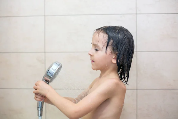 Niedliches Kind, Tablet in der Hand, duschen — Stockfoto