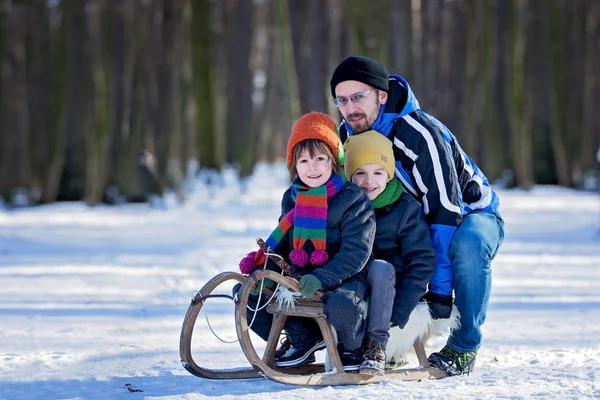 Dwa szczęśliwy dzieci, chłopcy, bawiąc się na zewnątrz w snowy park — Zdjęcie stockowe