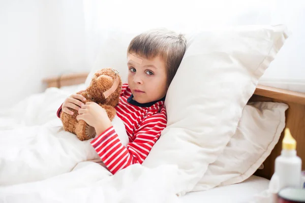 Anak sakit berbaring di tempat tidur dengan demam, beristirahat — Stok Foto