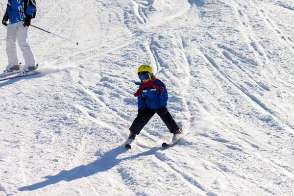 Father and son, preschool child, skiing in austrian ski resort i — Stock Photo, Image