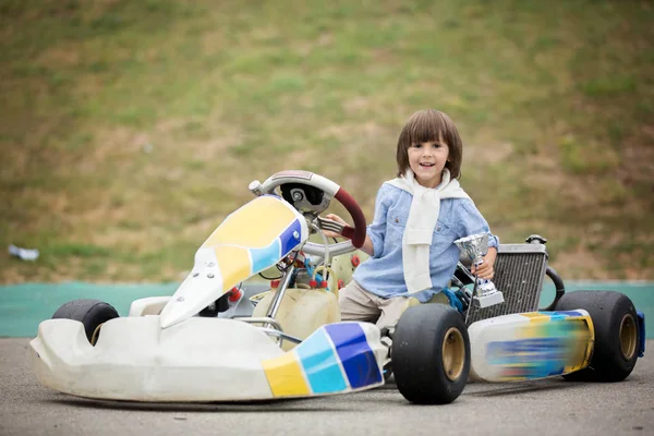 Lindo niño, montar ir carro, gana copa campeón — Foto de Stock