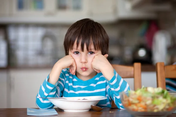 Netter kleiner Junge, der mittags zu Hause Spaghetti isst — Stockfoto