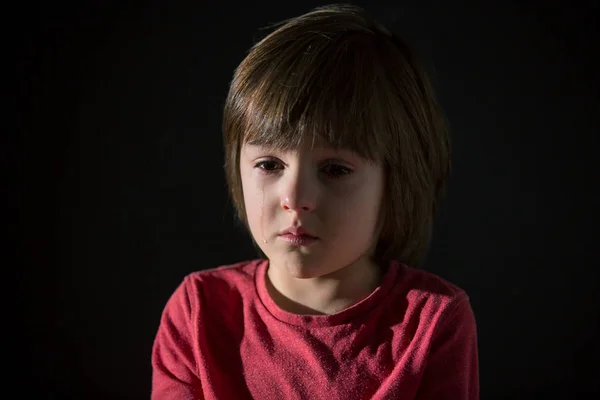 슬픈 작은 아이, 울고, 채워진된 장난감을 포옹 — 스톡 사진
