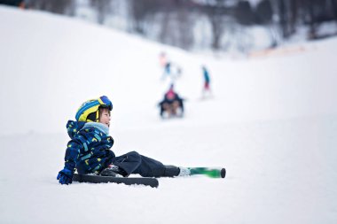 Sevimli çocuk, dağda Kayak