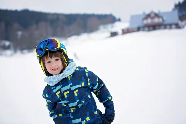 Criança bonita, esqui na montanha — Fotografia de Stock