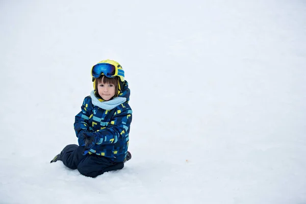 Lindo niño, esquiando en la montaña — Foto de Stock