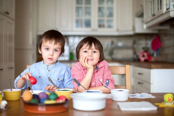 Dos niños, huevos para colorear para Pascua —  Fotos de Stock