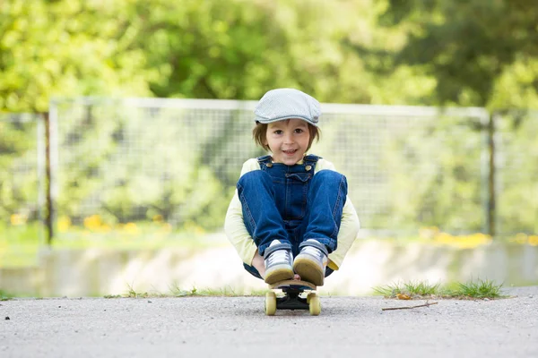 Adorable skateboard pour enfants d'âge préscolaire dans la rue — Photo