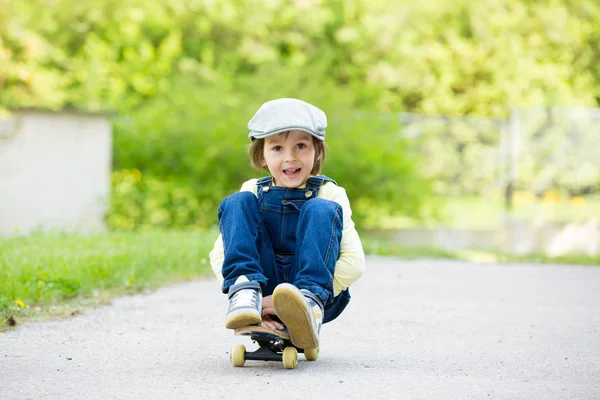Schattig preschool kinderen skateboarden op straat — Stockfoto