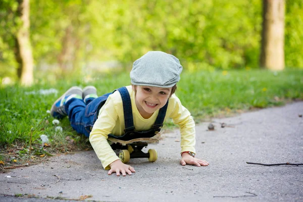 可爱的学龄前儿童，在大街上玩滑板 — 图库照片
