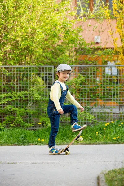 Entzückendes Vorschulkind beim Skateboarden auf der Straße — Stockfoto