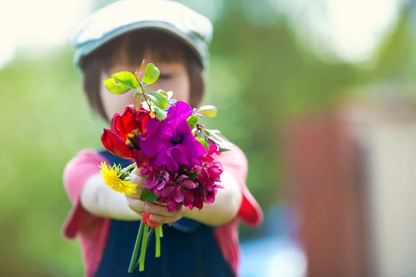 Criança pré-escolar, segurando buquê de flores silvestres, reunidos para m — Fotografia de Stock