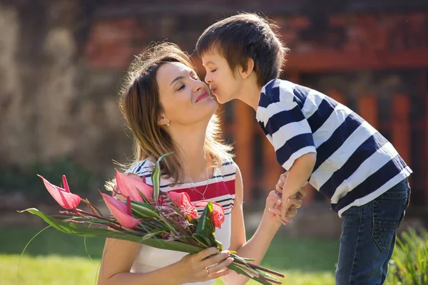 Χαριτωμένο μικρό αγόρι, δίνοντας το παρών στη μαμά του για την ημέρα της μητέρας — Φωτογραφία Αρχείου
