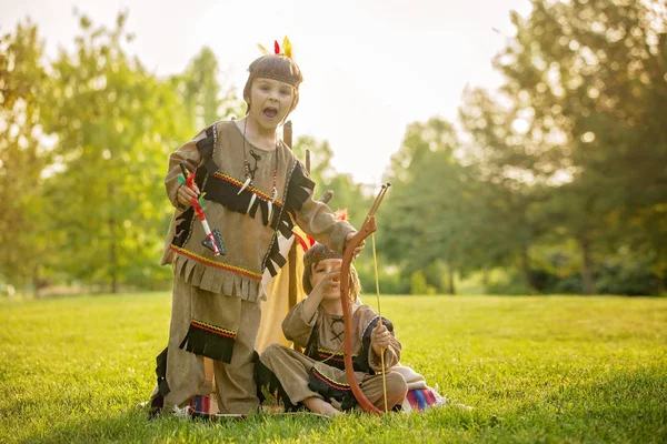 Carino ritratto di ragazzi nativi americani con costumi, giocando fuori — Foto Stock