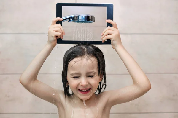 Niedliches Kind, Tablet in der Hand, duschen — Stockfoto