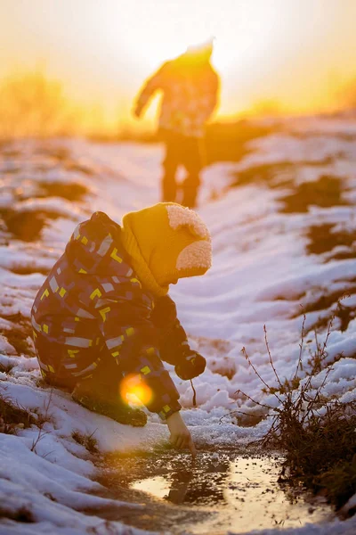 Açık havada oynayan bir kış gününde okul öncesi çocuk — Stok fotoğraf