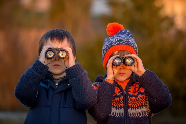 Two little children, boys, exploring nature with binoculars — Stock Photo, Image