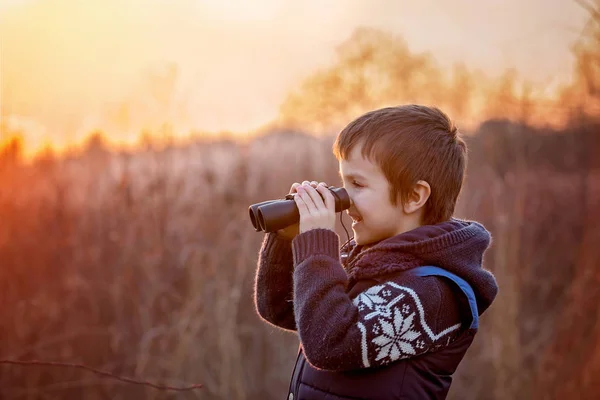 Doğa dürbün ile keşfetmek şirin küçük çocuk, çocuk, — Stok fotoğraf