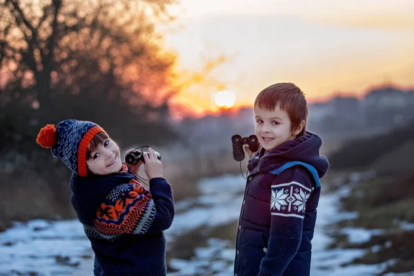 Doğa dürbün ile keşfetmek iki küçük çocuk, çocuklar, — Stok fotoğraf