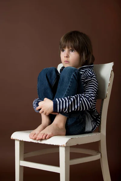 Dulce niño preescolar, haciendo caras con diferentes emociones — Foto de Stock