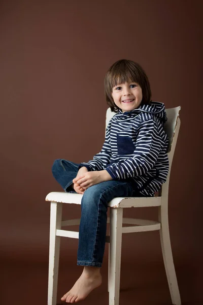 Dulce niño preescolar, haciendo caras con diferentes emociones —  Fotos de Stock