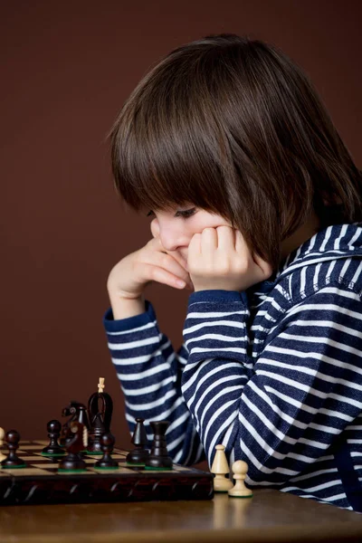 Petit garçon, jouant aux échecs. Enfant intelligent, isolé, jouant aux échecs — Photo