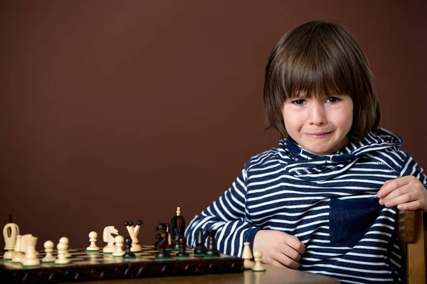 Kleiner Junge beim Schachspielen. Smart kid, isoliert, Schach spielend — Stockfoto