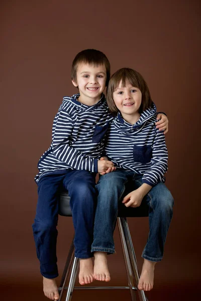 Dubbel portret van twee jongens, gebroeders — Stockfoto