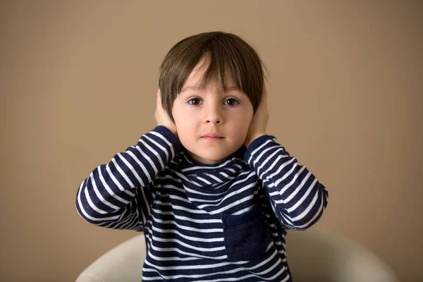 Dulce niño preescolar, haciendo caras con diferentes emociones —  Fotos de Stock