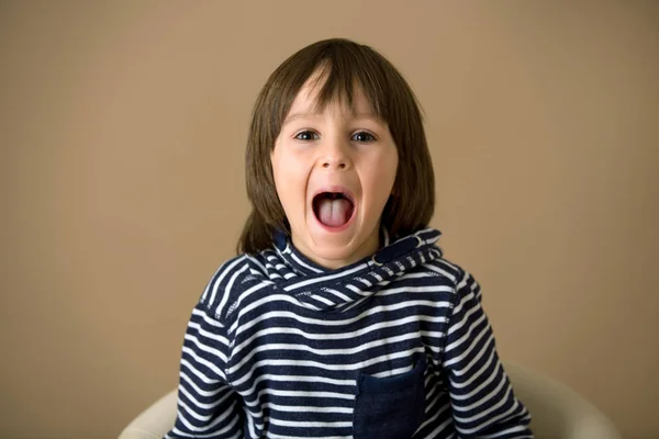 Dulce niño preescolar, haciendo caras con diferentes emociones —  Fotos de Stock