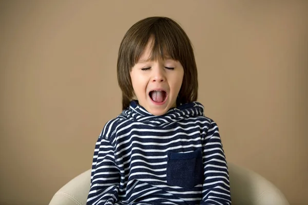 Menino pré-escolar doce, fazendo rostos com emoções diferentes — Fotografia de Stock