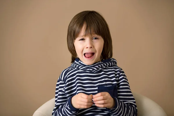 Dulce niño preescolar, haciendo caras con diferentes emociones —  Fotos de Stock