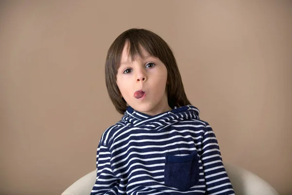 Dulce niño preescolar, haciendo caras con diferentes emociones — Foto de Stock