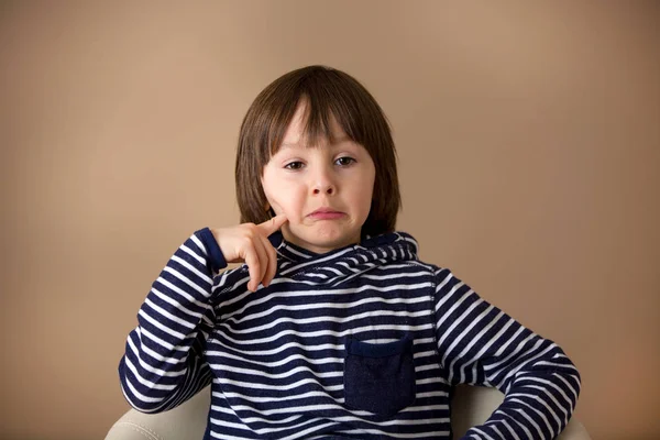 Dulce niño preescolar, haciendo caras con diferentes emociones —  Fotos de Stock