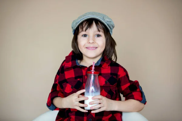 Schöne modische kleine Vorschulkind, trinkt Milch aus b — Stockfoto