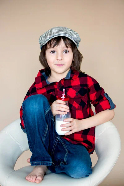 美しいファッショナブルな幼児男の子、b から牛乳を飲む — ストック写真