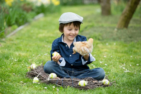 Söt liten förskola barn, pojke, leker med påskägg och c — Stockfoto