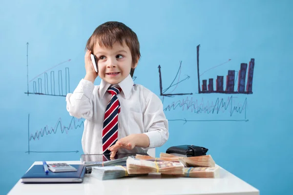 Ung pojke, prata i telefon, skriva anteckningar, pengar och tablett — Stockfoto