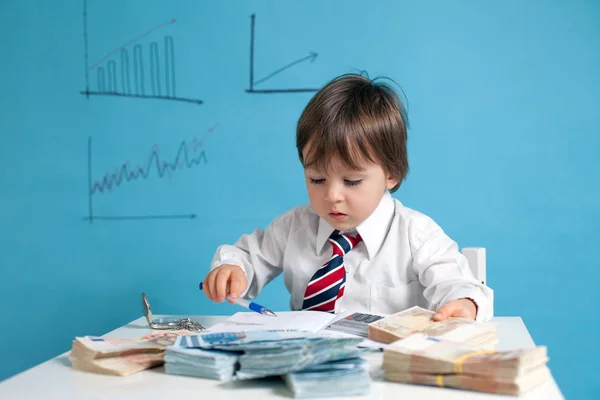 Ung pojke, räkna pengar och ta anteckningar — Stockfoto
