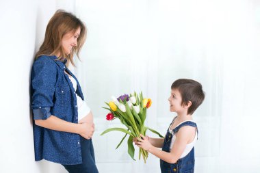 Hamile anne çocuğunu laleler, alma, sarılma, fo çiçekler