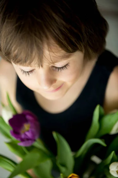 Little child, holding bouquet of tulips — Stock Photo, Image