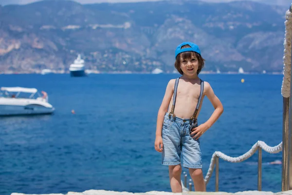 Due bambini, fratelli maschi, che camminano su un sentiero intorno al Mediterraneo — Foto Stock