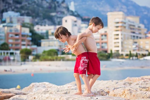 Enfants heureux, jouant sur la plage été — Photo