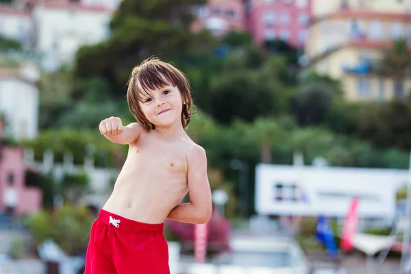 Enfants heureux, jouant sur la plage été — Photo