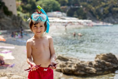 Küçük çocuk holding kırmızı beş on starfishes onun elinde noktası